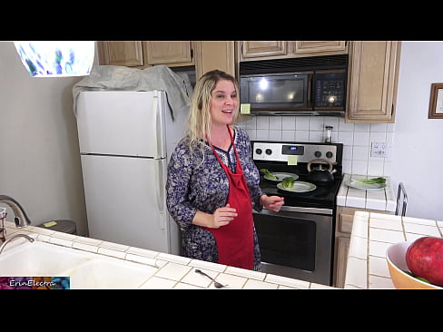 ❤️ Matrigna che lo munge in cucina prima del suo appuntamento ❤❌ Porno al it.full-porner-com.ru ☑